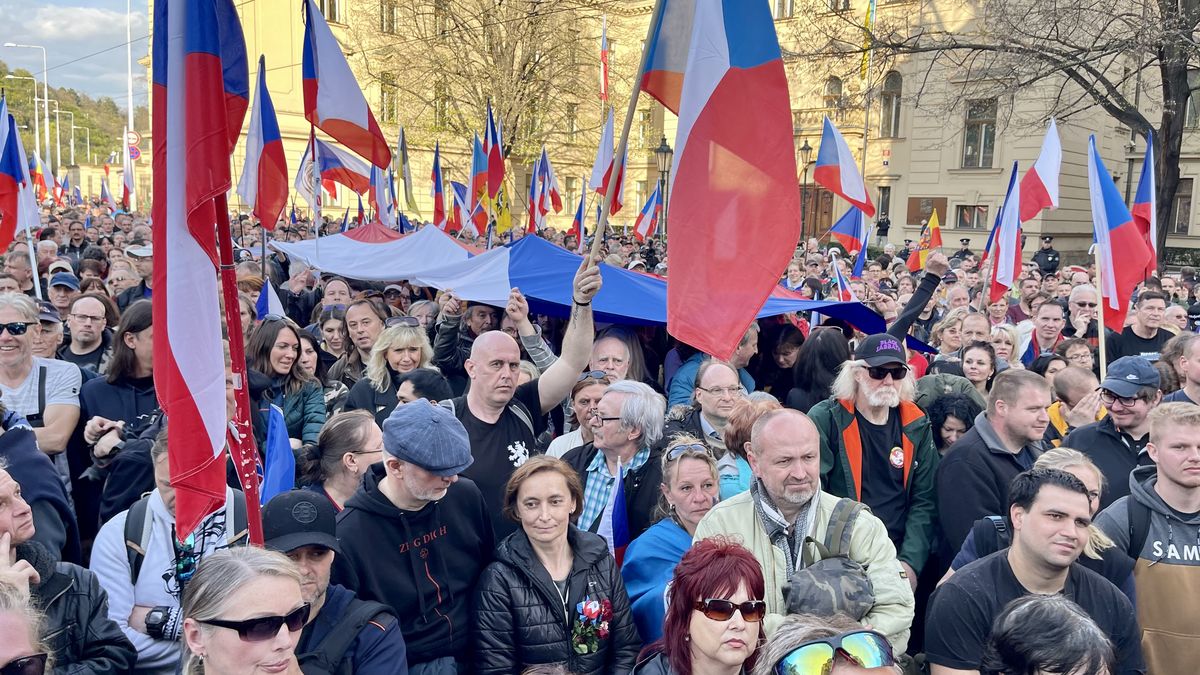 Obrazem: Demonstranti z Václavského náměstí dorazili k Úřadu vlády
